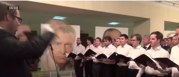 Перед портретом Жириновського співали "Боже, царя храни". Фото: скріншот з відео.