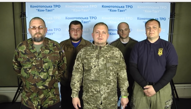 Мер Конотопа (в центрі) із активістами. Фото: скріншот з відео.