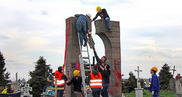 У Польщі націоналісти розібрали пам’ятник воїнам УПА. Фото: portalprzemyski.pl.