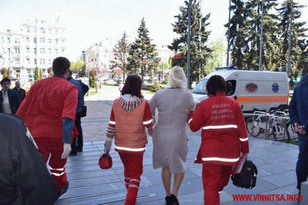 Медиків "швидкої" викликали обидвом учасницям конфлікту. Фото:vinnitsa.info