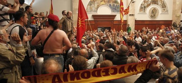 Побоїще в македонському парламенті. Фото: balkaninsight.com.