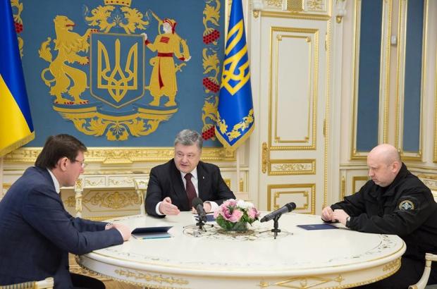 Ю.Луценко, П.Порошенко і О.Турчинов. Фото: Фейсбук.