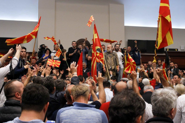 Македонські "тітушки" увірвалися у парламент. Фото: Рейтерс.