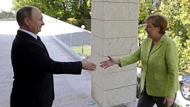 Путін і Меркель зустрілися в Сочі. Фото:http://www.currenttime.tv/