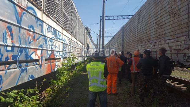 Пожежники знімають тіла підлітків. Фото: http://espreso.tv