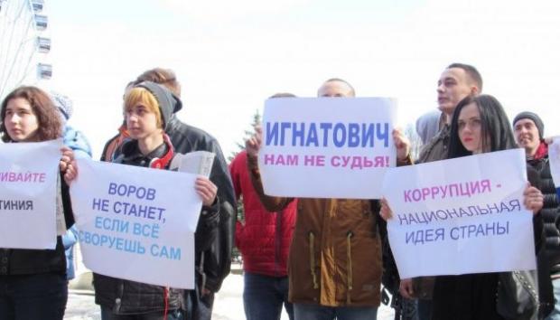 Через заклики боротися із корупцією школярів обізвали "екстремістами". Фото: Укрінформ.