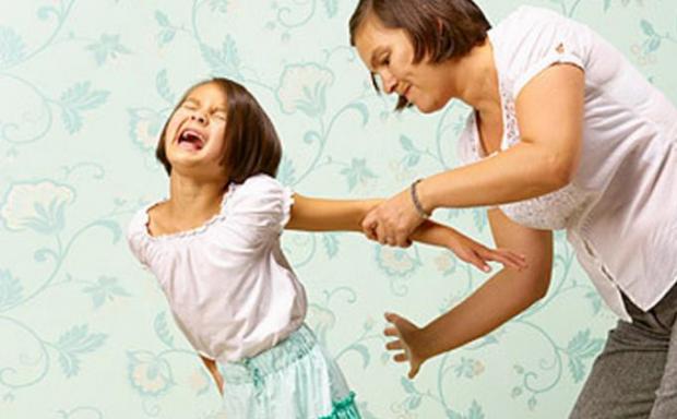 Матір б'є доньку. Фото: carrier-hvac.ru