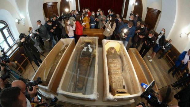 В Києві показали знайдені мумії. Фото: Апостроф.