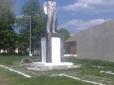 Додекомунізували: На Одещині знесли голову дивом вцілілому пам'ятнику Леніну (фото)