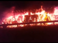 Водій вистрибнув на ходу: На трасі до Харкова згоріла вантажівка від падіння рекламного щита (відео)