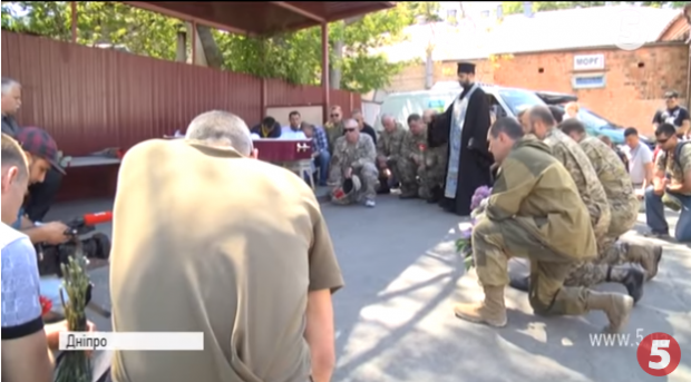 Із загиблими Героями попрощалися у Дніпрі. Фото: скріншот з відео.