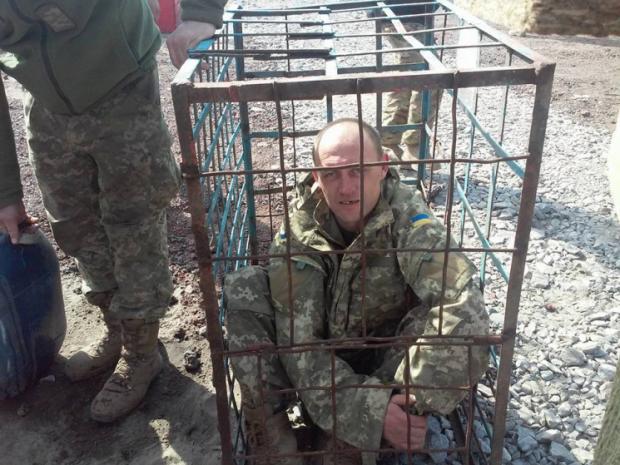 Військовий у клітці. Фото:http://kh.depo.ua
