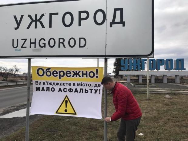 Активіст встановлює знак. Фото:http://avtovod.org.ua