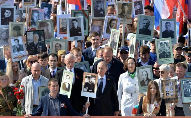 Путін під час акції "Безсмертний полк". Ілюстрація:http://www.ostro.org/