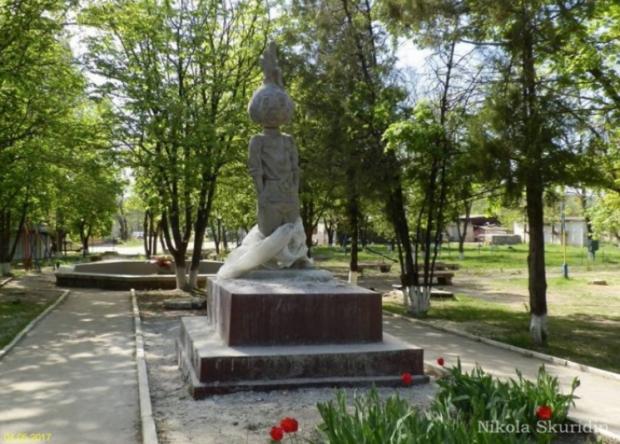 На Луганщині на місце Леніна став Чіполіно. Фото:Facebook