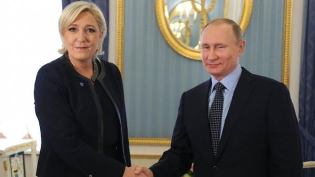 Марін Ле Пен підсунула Путіну свиню. Фото: BBC.