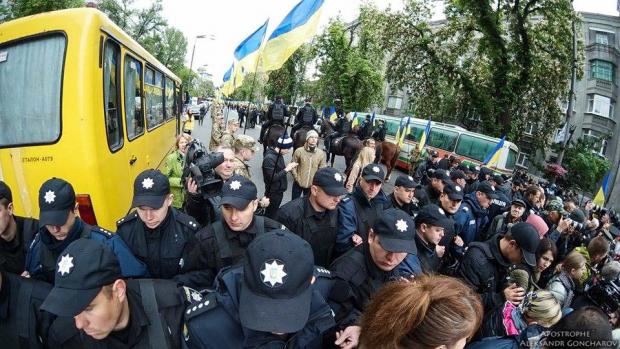 Кордон поліцейських не пропустив учасників кремлівської акції "Безсмертний полк". Фото: Апостроф.