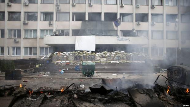 Спалені барикади біля маріупольського відділку міліції, 9 травня 2014 року. Фото: Радіо Свобода.