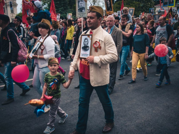 У Севастополі сьогодні носили на параді "дідів". Фото:http://podpricelom.com.ua/l