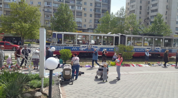 "Розбагатілі" кримчани спродуються прямо з тротуарів. Фото: Твіттер.