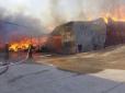На складах під Києвом спалахнула масштабна пожежа, горить продукція суконної фабрики (фото, відео)