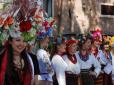 Бережуть себе на чужині та плекають у серці Батьківщину: Українки прикрасили вишиванками центральні Вічного міста (фотофакти)