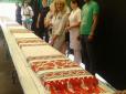 Всесвітній день вишиванки у Львові відзначили 16-метровим тортом (відео)