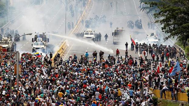 Протести у Венесуелі проти політики Мадуро: запеклі сутички у Каракасі. Фото: Euronews.