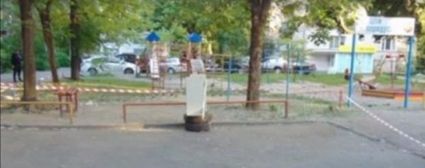 На дитячому майданчику у Києві знайшли бойову гранату. Фото:скріншот