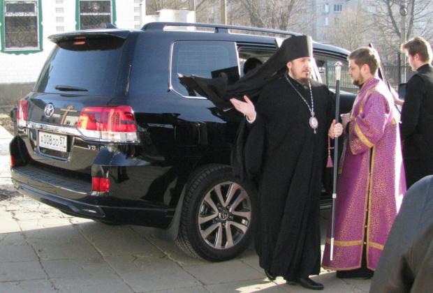 Єпископ Нектарій та його  Land Cruiser. Фото: Відкрита Росія.