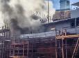 Корабель ВМС України загорівся в Миколаєві (відео)