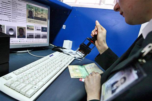 На всіх прикордонних пунктах встановлені засоби для перевірки біометричних паспортів. Ілюстрація:http://dzerkalo-zakarpattya.com/
