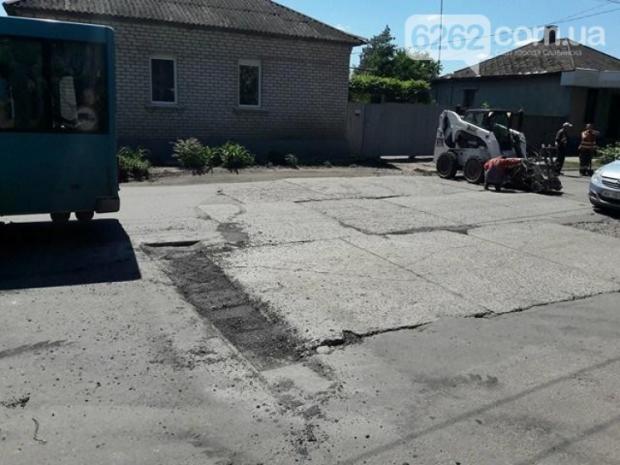 Відремонтована торік дорога знову потребує поточного ремонту. Фото:https://www.6262.com.ua/