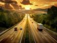 З настанням літа «Укравтодор» змусить водіїв вантажівок рухатися по магістралях тільки в темний час доби (відео)