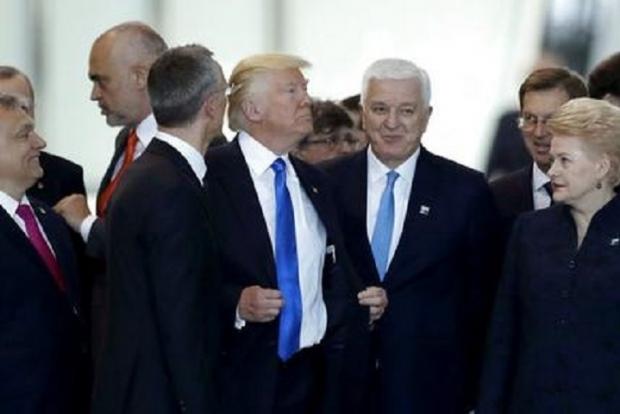 Дональд Трамп штовхнув прем'єра Чорногорії. Фото:http://vgolos.com.ua/