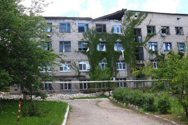 Обстріляна лікарня в Красногорівці. Фото: Фейсбук.