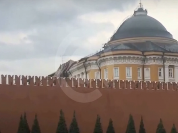 Ураган пошкодив покрівлю Сенатського палацу на території Кремля. Фото:скрін відео