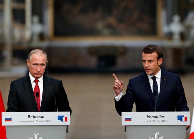 Путін і Макрон під час прес-конференції у Версалі. Ілюстрація:http://budukursi.in.ua/