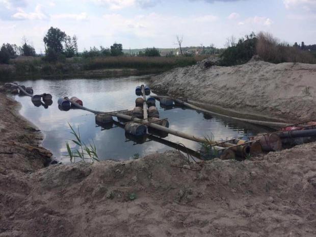 У Ходосіївці під Києвом виявили точку з незаконного видобутку піску. Фото:Facebook
