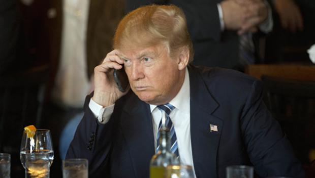 Дональд Трамп роздав колегам номер свого мобільного. Фото: Ведомости.