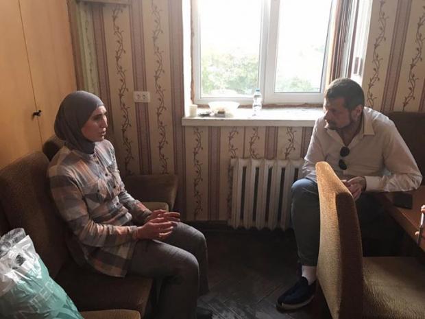 Аміна Окуєва дуже хвилюється за чоловіка. Фото: соцмережі.