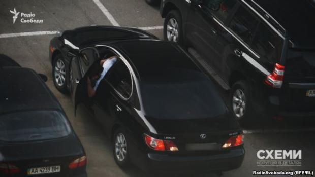 СБУшників можна помітити на дуже цікавих автівках. Фото: скріншот з відео.