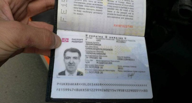 Паспорт - справжній, громадянин - ні. Фото: Цензор.НЕТ.