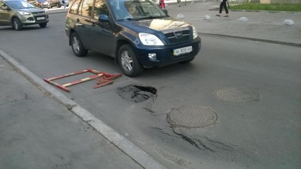 Нова дорога у центрі Києва "провалилася" через рік. Фото: Депо.