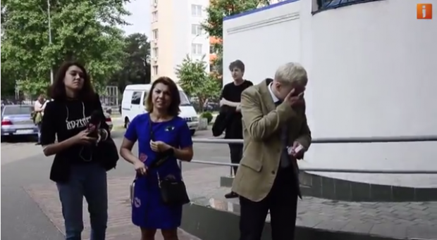Віталія Шабуніна облили з газового балончика. Фото: скріншот з відео.