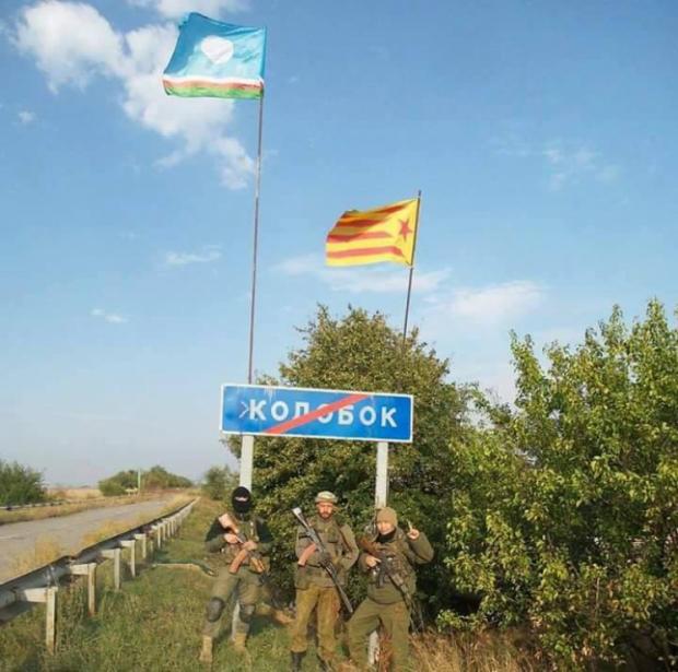 Бойовики "ЛНР" позують під різними прапорами. Фото: Фейсбук.
