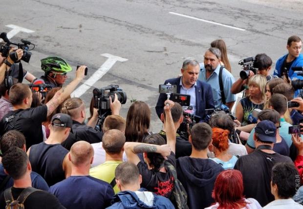 Активісти у Одесі вимагали зустрічі із Арсеном Аваковим. Фото: Думська.