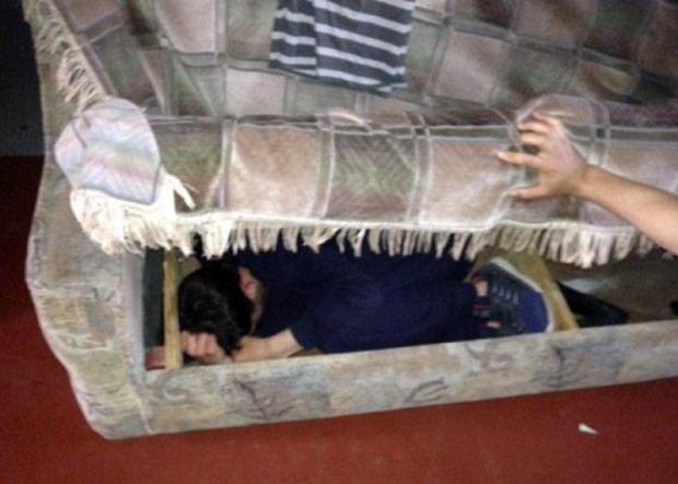 Злодій сховався у дивані. Фото: прес-служба нацполіції.