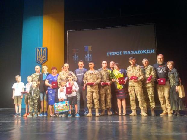 Церемонія нагородження орденом "Народний герой України". Фото:https://censor.net.ua