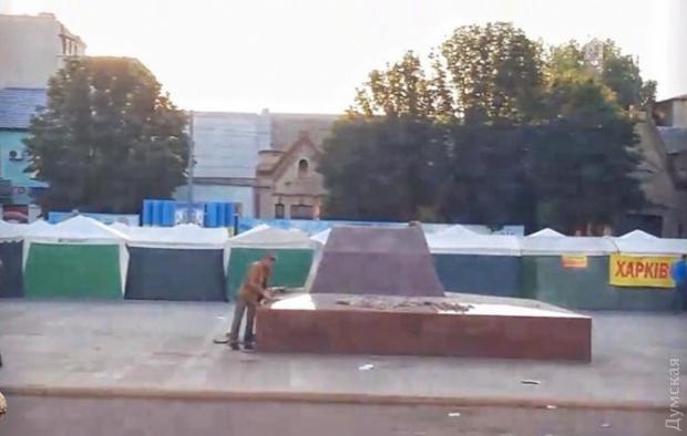 У Подольську демонтували пам'ятник Котовському. Фото: Думская.